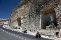 Pantai Pandawa di Bali terkenal akan ikon sejumlah patung tokoh Pandawa dari epos Mahabharata. Patung Pandawa dapat dijumpai berjajar di sisi sebelah kiri jalan menuju pantai (Randy/detikTravel)