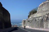 Pintu masuk Pantai Pandawa yang membelah bukit kapur di sisi kiri kanan jalan. Tampak pula tulisan Pantai Pandawa berwarna oranye sebagai tanda selamat datang sekaligus spot foto (Randy/detikTravel)
