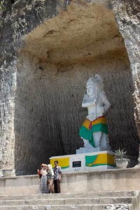 Di sisi kiri jalan menuju pantai dapat dijumpai patung tokoh pewayangan dari epos Mahabharata dalam ukuran raksasa. Salah satu yang paling populer tentu adalah patung Arjuna (Randy/detikTravel)