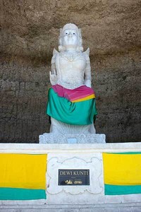 Patung Dewi Kunti yang merupakan ibu dari kelima Pandawa. Pentingnya sosok Dewi Kunti membuatnya mendapat tempat sendiri di Pantai Pandawa (Randy/detikTravel)