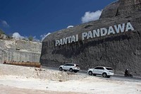Selain tulisan Pantai Pandawa berwarna oranye yang berada di pintu masuk, terdapat pula tulisan putih berukuran besar di atas tebing dengan tulisan yang sama. Saking besarnya, tulisan itu dapat terbaca dari bibir pantai (Randy/detikTravel)
