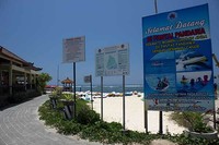 Pantai Pandawa cukup bersih dan memiliki pasir pantai putih yang halus. Di sekitar pantai juga sudah tersedia berbagai warung hingga toko suvenir. Tampak juga deretan payung pantai dengan kursi santai yang dapat disewa oleh pengunjung (Randy/detikTravel)