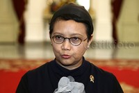 Menteri Luar Negeri Retno LP Marsudi turut hadir dalam pertemuan tersebut.