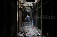 Warga melintas di lorong Pasar Blok A, Kebayoran, Jakarta Selatan, yang sudah tidak dihuni oleh para pedagang, Senin (02/11/2015).