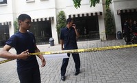 Petugas keamanan berjaga di kantor yang terletak Jl Kemang Selatan VIII/56, Jakarta Selatan, Senin (02/11/2015).
