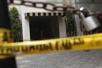 Garis polisi dipasang di depan kantor yang ditembak.