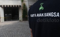 Area parkir kantor tersebut juga dibatasi oleh garis polisi. Tampak 4 polisi berseragam berada di luar kantor.