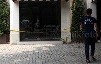 Para pelaku berhenti di depan kantor lalu dihampiri satpam namun justru menembak ke arah kantor dengan senjata laras pendek. Kaca kantor pecah berantakan namun tidak ada korban jiwa.