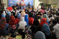 Puluhan pengunjung menghadiri Festival Dongeng Internasional Indonesia (FDII) 2015.