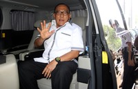 Aburizal Bakrie meninggalkan kantor DPP Golkar setelah melakukan pertemuan selama satu jam setengah. Lamhot Aritonang/detikFoto.