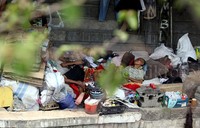 Warga tertidur di kolong jembatan, di Jalan Cideng, Tanah Abang, Jakarta Pusat, Senin (02/11/2015).