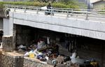 Warga Tinggal di Kolong Jembatan Cideng