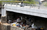 Mereka terpaksa tidur di kolong jembatan karena, kemiskinan dan tidak punya rumah.