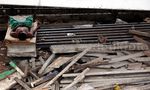 Warga Tinggal di Kolong Jembatan Cideng