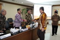 Ketua Pansus Triwisaksana menyalami anggota BPK RI.