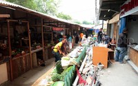 Para pedagang berjualan di tempat penampungan sementara di Jl Sambas, Jakarta Selatan.