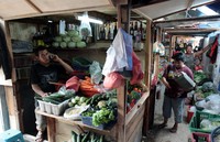 Relokasi pedagang tersebut dilakukan terkait dengan rencana pembangunan pasar menjadi pasar modern, hotel, dan stasiun angkutan massal cepat di masa depan.