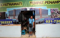 Pedagang menunggu calon pembeli.