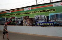 Warga melintas di depan tempat penampungan sementara pedagang Pasar Blok A.
