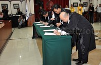 270 calon advokat menandatangani surat pelantikan.