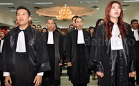 Mereka dilantik setelah dinyatakan lolos ujian profesi advokat.