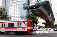 Kereta api melintas di perlintasan Patal Senayang-Permata Hijau.