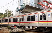 Kereta api melintas di perlintasan Patal Senayang-Permata Hijau.