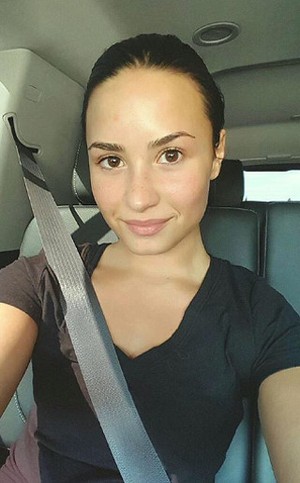 Demi Lovato Ajak Wanita Selfie Tanpa Makeup Setiap Hari Senin