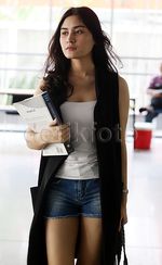 Tank Top dan Hot Pants, Gaya Angbeen Rishi di Kampus
