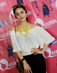 Selvi kenakan blus putih sabrina yang menerawang. Pool/Gus Mun/detikFoto.
