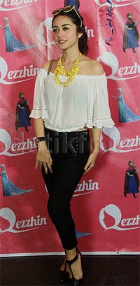 Ia memadukan blus putih menerawangnya itu dengan kalung kuning, celana dan heels hitam. Pool/Gus Mun/detikFoto.
