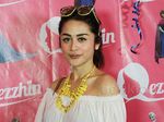 Selvi Kitty Berbaju Putih Menerawang