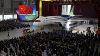 Pesawat Jet C919 berpenumpang pertama yang dibuat oleh Commercial Aircraft Corp of China (Comac) dipertunjukan di pabrik pembuatan pesawat tersebut di Shanghai, (2/11/2015). Stringer/Reuters/detikcom.