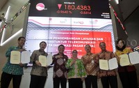 20 tahun yang lalu, tepatnya pada 14 November 1995, PT Telekomunikasi Indonesia, Tbk (Telkom) menorehkan sejarah dengan melakukan penawaran saham perdana ke publik (Initial Public Offering / IPO). Tidak hanya di Bursa Efek di Indonesia juga di Bursa Efek New York atau New York Stock Exchange (NYSE) dan London Stock Exchange (LSE). Lamhot Aritonang/detikFoto.