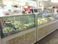 Cake shop Rati Rati yang terletak di Ruko Cordoba, Pantai Indah Kapuk, punya andalan roll cake gaya Jepang. Roll cakenya ada yang berwarna cokelat, ungu, pink hingga kuning. Tiap warna punya rasa berbeda antara lain strawberry, blueberry, cokelat dan matcha.