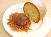 Plain roll, roll cake klasik ini punya tekstur yang lembut dan ringan. Mudah melebur di dalam mulut. Sedangkan krim kocok yang jadi filling pun manisnya pas. Makin nikmat dimakan bersama es krim cokelat dan remahan mirip wafer.