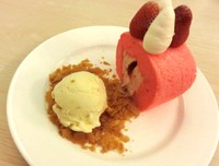 Ange Rounge tampilannya lebih cantik. Sponge cake ini lebih padat, tidak seringan jenis Plain. Krim kocoknya ditambahkan rasa strawberry sehingga ada paduan manis asam. Suapan Ange Rounge bersama es krim mangga memberi sensasi segar unik.