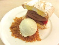 Kardinal Chocolate berupa dua potong sponge cake diberi lapisan meringue. Bagian tengahnya diisi dengan krim cokelat Prancis. Jenis ini lebih manis dibanding roll cake. Enak dimakan dengan es krim vanilla.