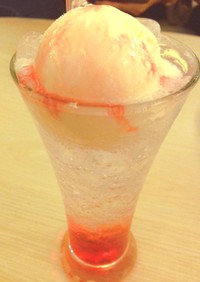 Lady Dont Cry tersusun dari sirup merah, soda dan es krim. Mirip dengan Italian cream soda. Rasanya creamy segar dan manis.