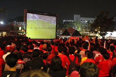 Nobar Merah-Biru yang Seru di Malam Minggu
