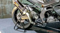 Light Weight Super Sport hadir dengan moncong yang panjang dan lancip. Lampu depan motor ini seakan menyajikan tatapan tajam. Pool/ Dok. Bike Wale.