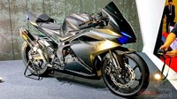 Jika melihat lebih dekat lagi, konsep ini memperlihatkan mesin parallel twin. Dua exhaust manifold berlebur dan bermuara pada satu knalpot Akrapovic. Pool/ Dok. Bike Wale.