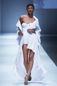 Dena Rahman Shanghai Scandal. Grazia Jakarta Fashion Week 2016 at Senayan City. Jakarta. [Foto: Mohammad Abduh/Wolipop]