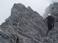 Dari ketinggian 4.300-an mdpl, kakinya Puncak Carstensz, pendakian dilanjutkan dengan jalur tali atau dikenal dengan nama jalur fix rope. Pendaki harus naik memakai teknik panjat tebing seperti ascending dan cowstail harus terus terpasang (Afif/detikTravel)