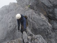 Tiba di Summit Ridge, pendakian masih dilanjutkan dengan tali yang terpasang di Cows Tail. Dua cowstail setidaknya harus dipunyai pendaki dan tak boleh dilepas! (Afif/detikTravel)