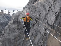 Selanjutnya, adalah menyebrangi Kandang Babi. Ada dua cara, dengan teknik tyrolean atau berjalan di atas jembatan kawat tali. Cowstail pun harus terus terpasang (Afif/detikTravel)