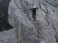Kandang Babi ini merupakan jurang sepanjang 25 meter dengan kedalaman 600 meter. Salah sedikit, bisa celaka fatal! (Afif/detikTravel)