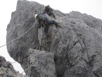 Setelah dari Kandang Babi, setidaknya ada 4-5 jurang atau patahan lagi yang dilewati. Walau tidak seekstrem Kandang Babi, tetap saja pendaki harus berhati-hati (Afif/detikTravel)