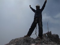 Bahkan ketika sampai di Puncak Carstensz (4.884 mdpl), cowstail masih harus terpasang. Tidak ada alasan untuk melepas cowstail selama pendakian Puncak Carstensz untuk keselamatan (Afif/detikTravel)