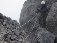 Mental, fisik dan pengetahuan tentang rock climbing harus dikuasi para pendaki yang mau mencapai Puncak Carstensz. Jalur talinya memang mengerikan, benar-benar bikin deg-degan! (Afif/detikTravel)